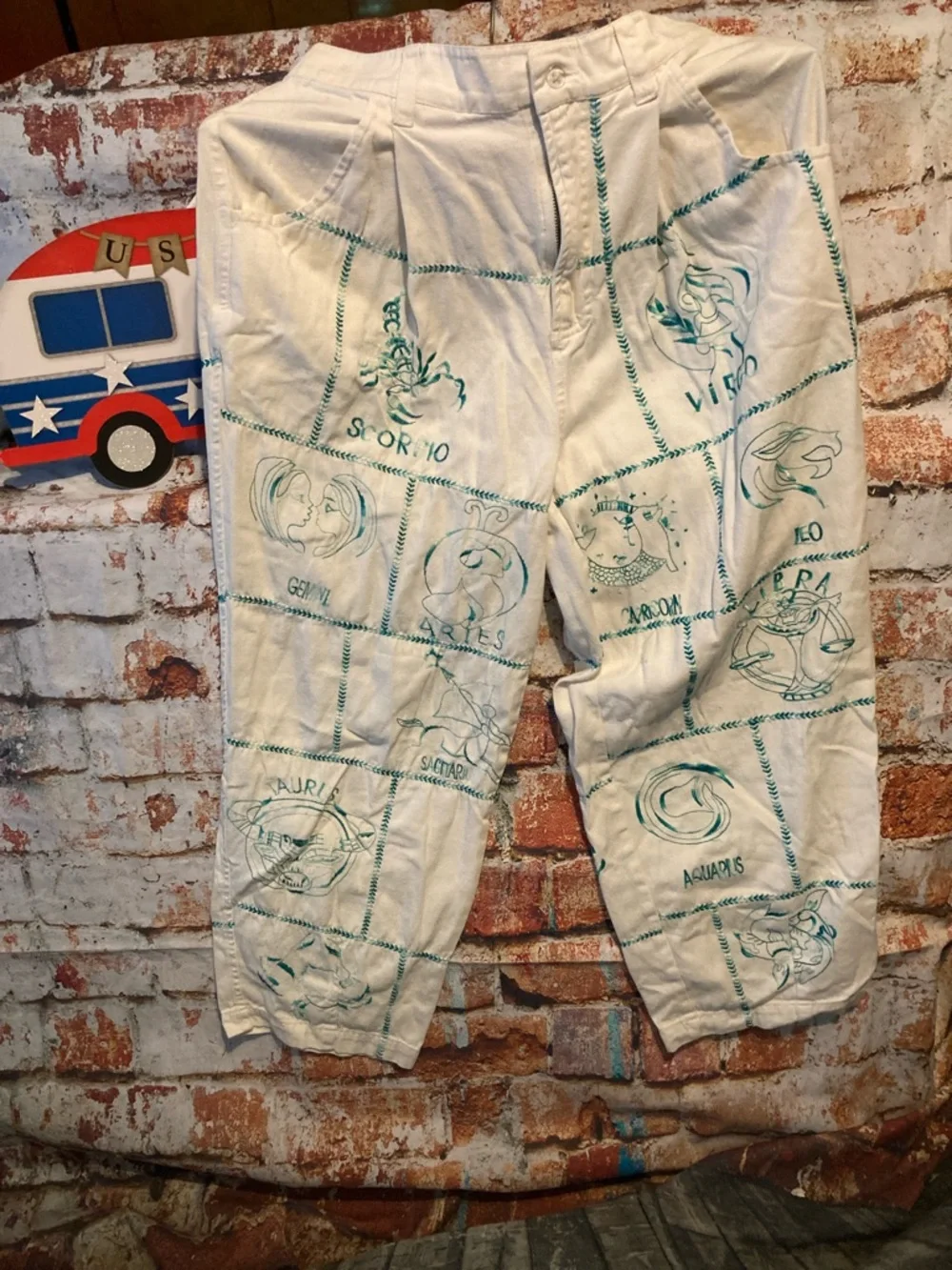 Urban Outfitters Cream Capris with Teal Graphic Print - Picture 2 of 11